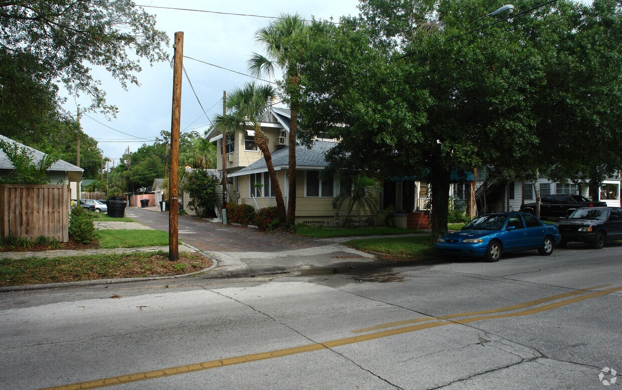 Foto principal - 832 1st St N