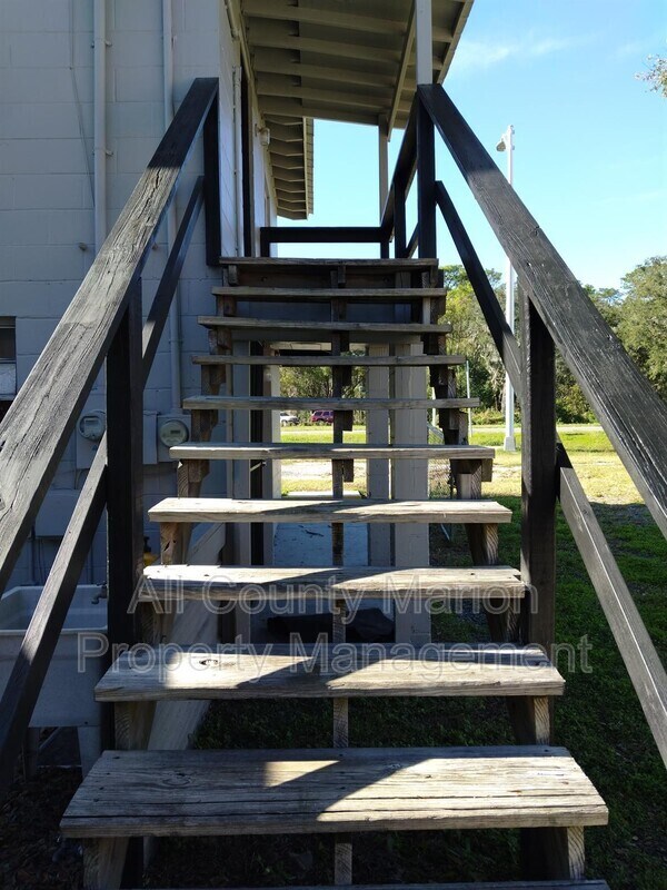 Building Photo - 2441 N Pine Ave