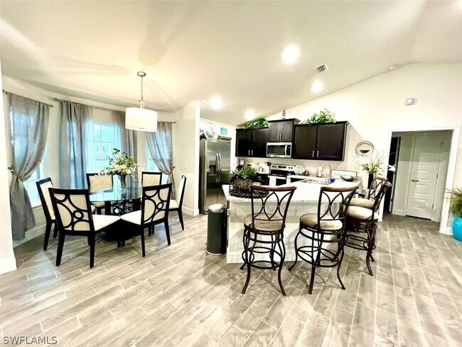 Foto del edificio - 3710 NE 8th Pl