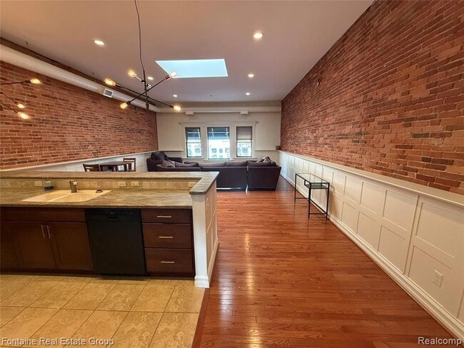 Foto del edificio - 107 W Grand River Ave