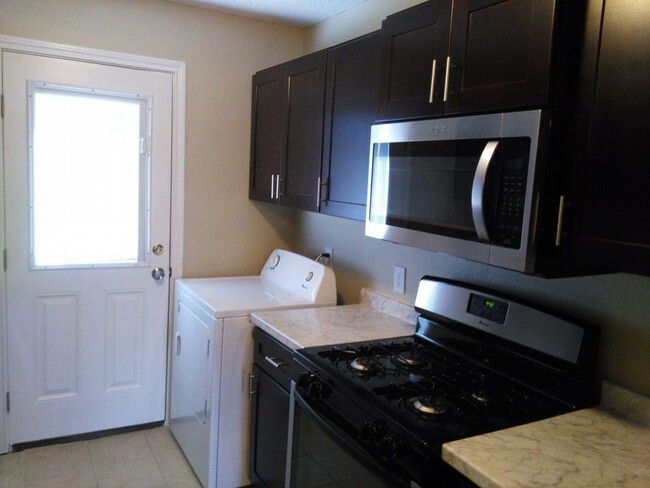 Building Photo - 2/1 in Groves PNGISD