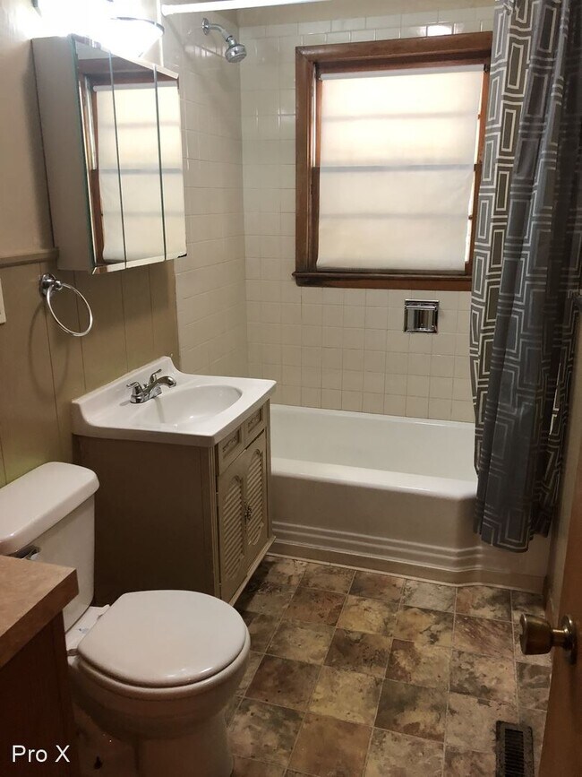 Building Photo - 3 br, 2 bath House - 704 S. Chestnut