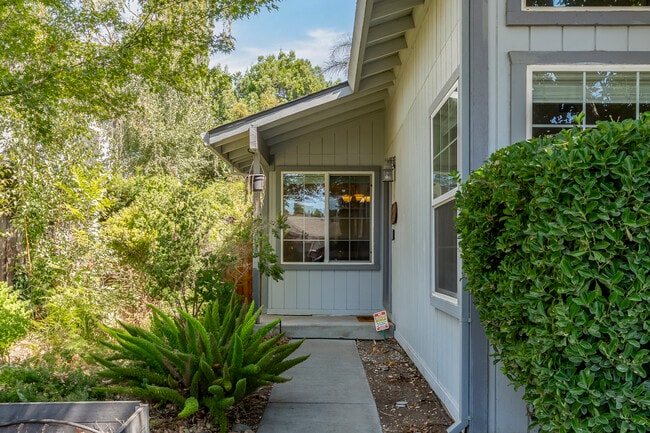 Building Photo - 920 N Lincoln St