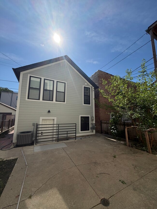 Building Photo - 3351 S Union Ave