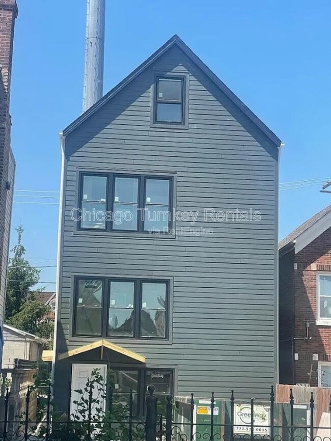 Building Photo - 2336 S Troy St