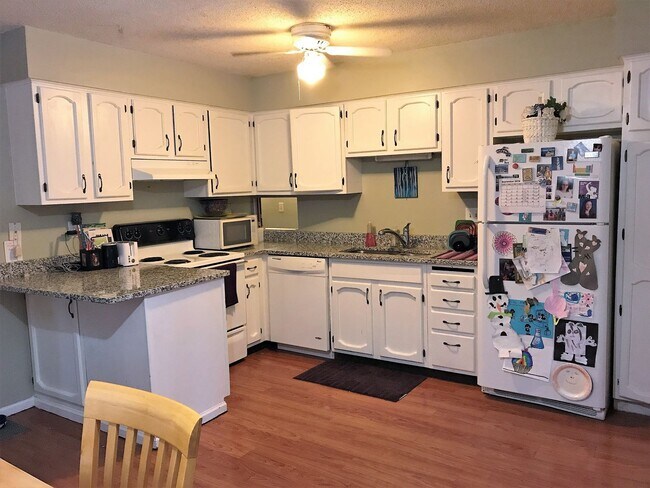 Foto del edificio - 8295-8301 144th St. W.