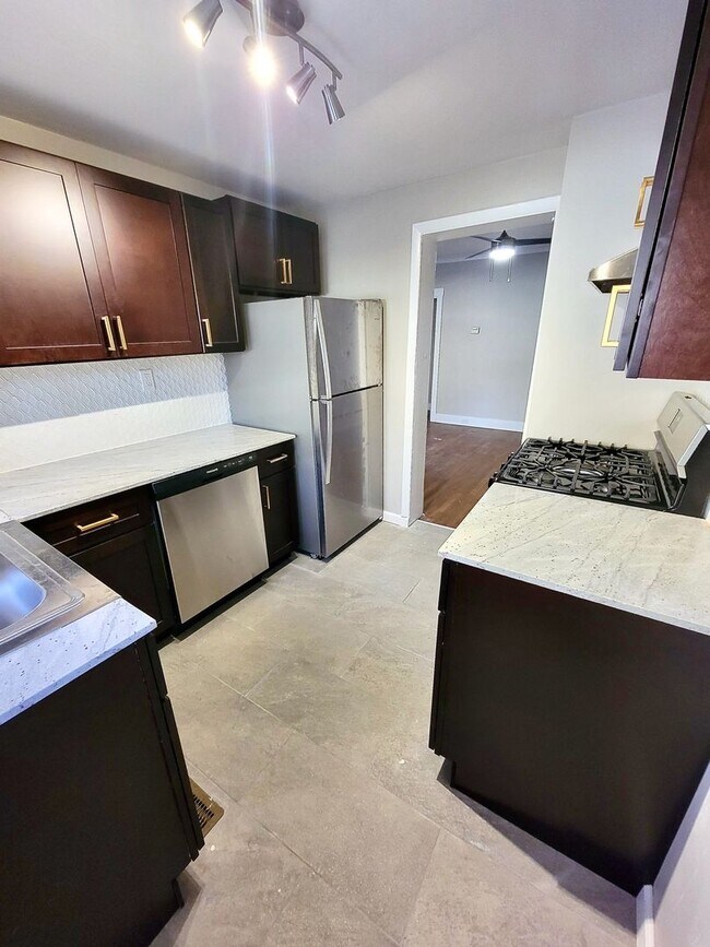 Foto del edificio - *** Mt. Washington Two Bedroom Duplex for Rent * Large Yard * Private Patio * Fully Renovated * W...