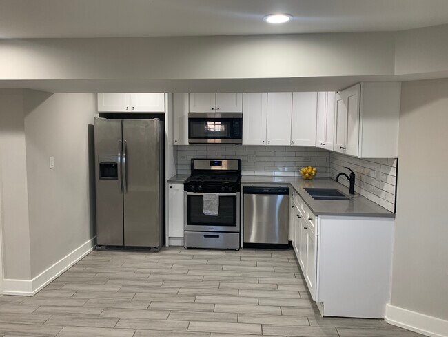 Kitchen - 2742 W Polk St