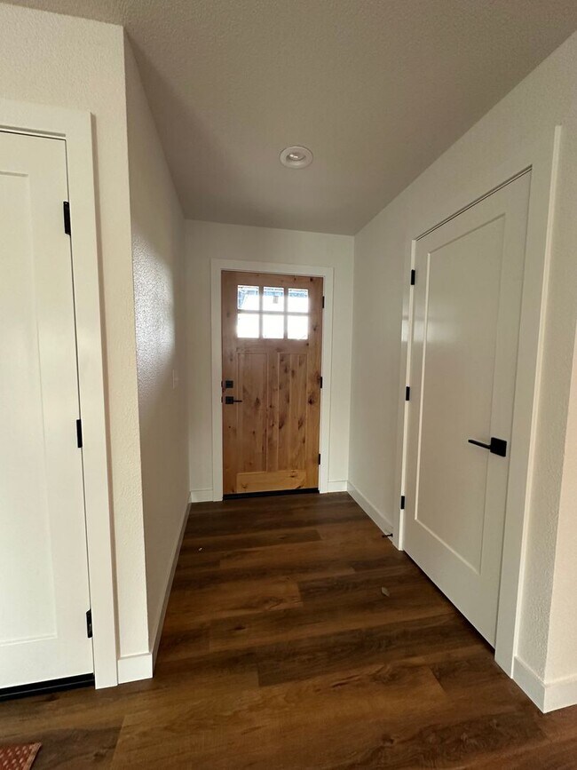 Foto del edificio - Move-in ready! Just remodeled! Many upgrades!