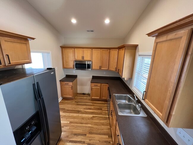 Building Photo - 457 Toms Hill Dr