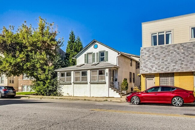 Building Photo - 211 Des Plaines Ave