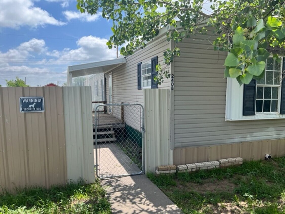 Primary Photo - Newly Updated 3 Bedroom 2 Bath Manufacture...