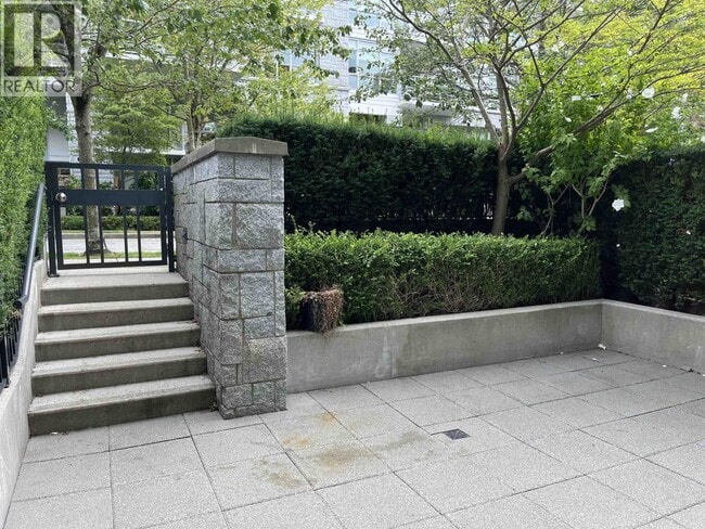 Photo du bâtiment - 6063-6063 Iona Dr