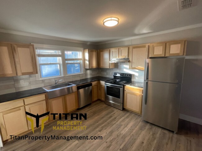Building Photo - Recently Remodeled Downtown Charmer!