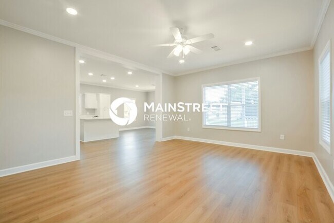 Building Photo - 4 Bedroom Pet-Friendly Home in Orlando, FL with Main Street Renewal