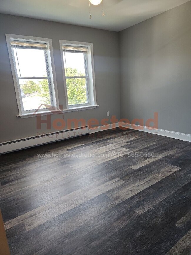 Building Photo - 5 E Elm St