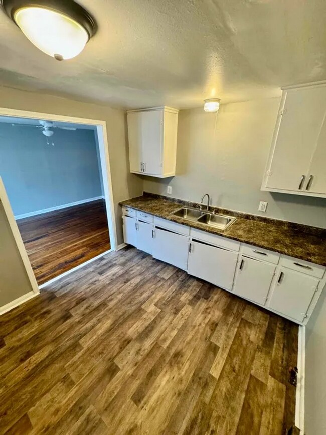 Foto del edificio - 4265 Woodlawn Ave