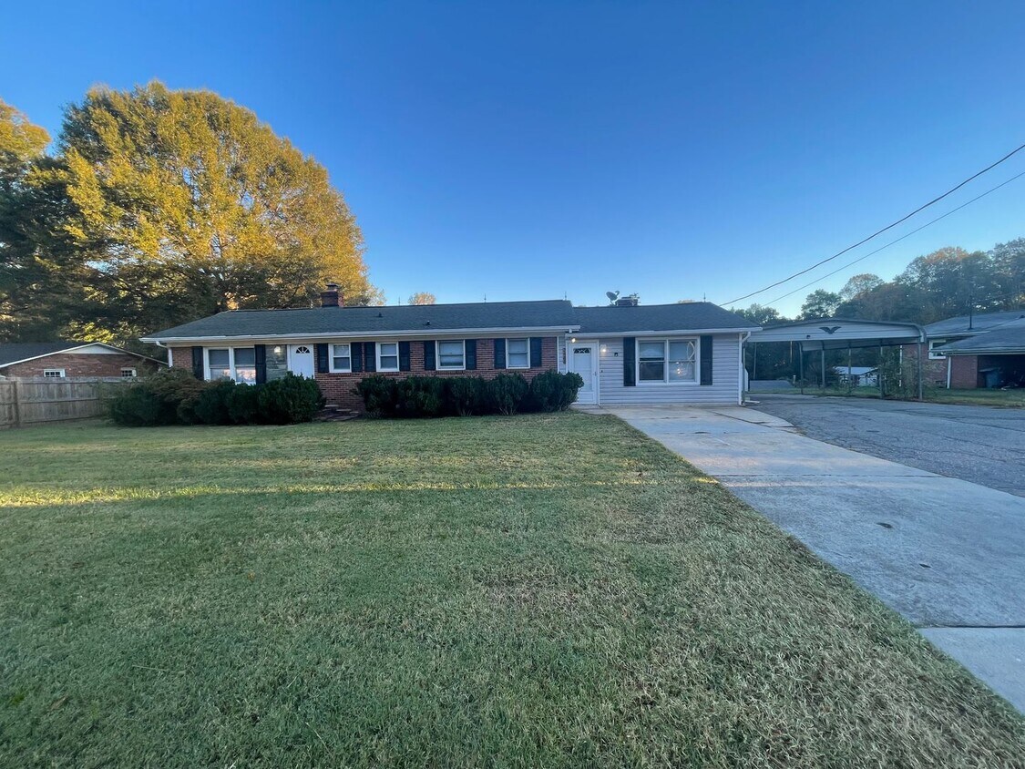 Foto principal - Welcome to this charming 3-bedroom, 1.5-bathroom home located in the desirable Newton, NC.