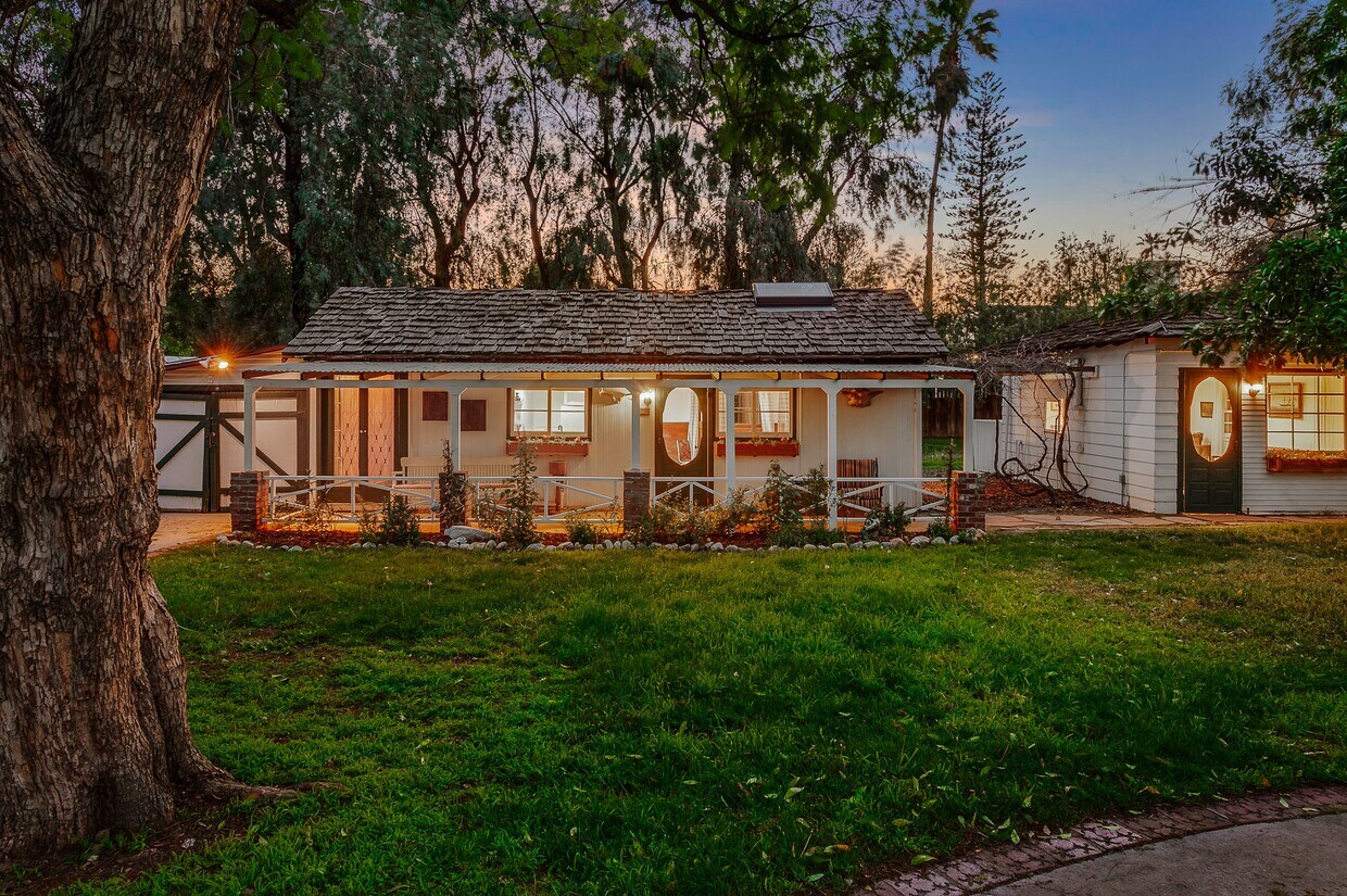 Foto principal - 15800 Sherman Way