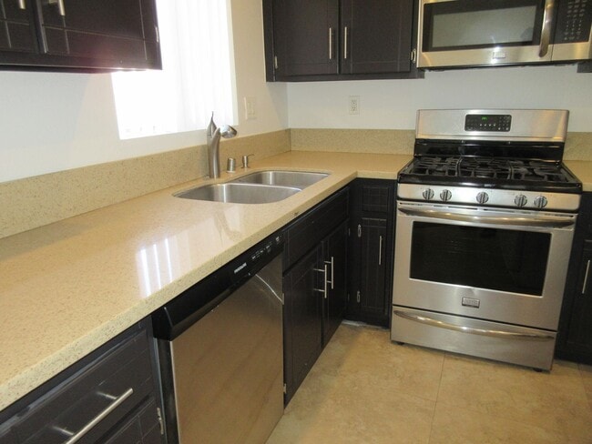 Building Photo - *Reduced* 2 bedroom Canoga Park condo with stackable washer and dryer provided!