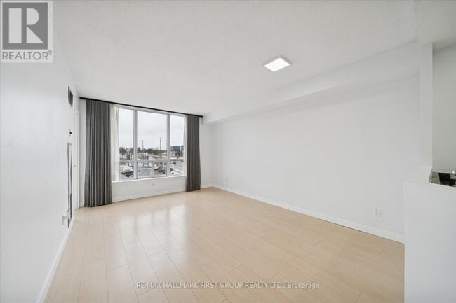 Building Photo - 711 Rossland Rd E