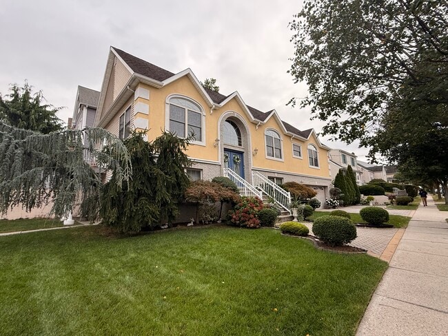 1 car garage - 424 Page Ave