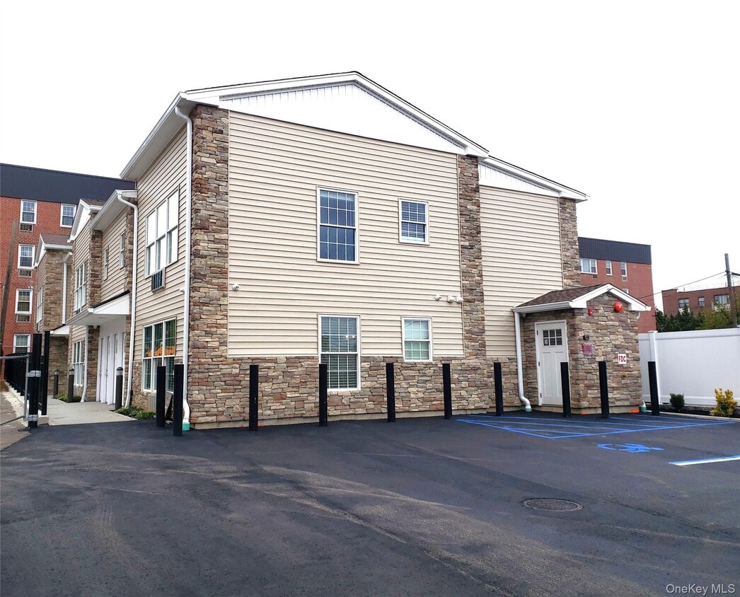 Foto principal - 71 N Main St