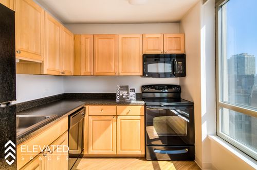 Primary Photo - 10 E Delaware Pl