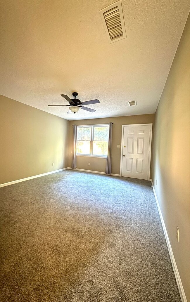 Building Photo - 2 Bedroom 1 Bath Townhome