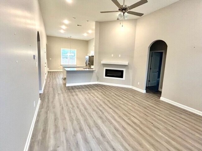 Foto del edificio - Now Leasing a 5-bedroom 3 bath home in Hor...
