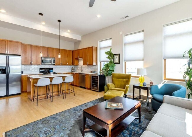 Cocina / Sala de estar - 2158 N Damen Ave