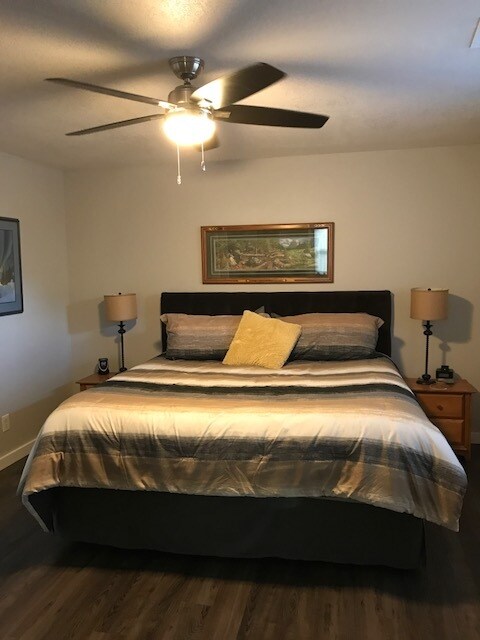 First floor master, king bed, ceiling fan, walk in closet, and private bathroom - 2630 N Hayden Island Dr