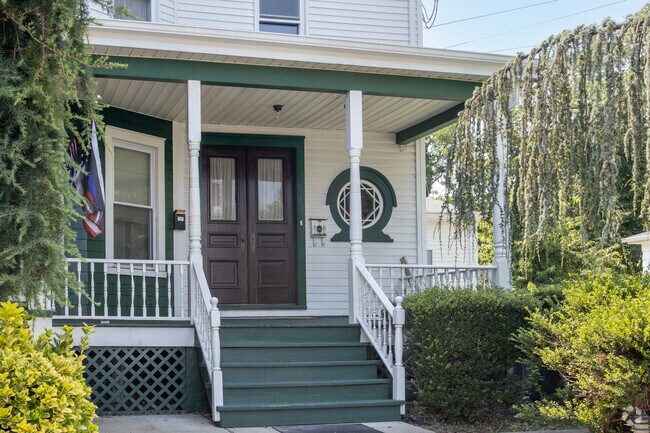 Entrance - 150 Main St