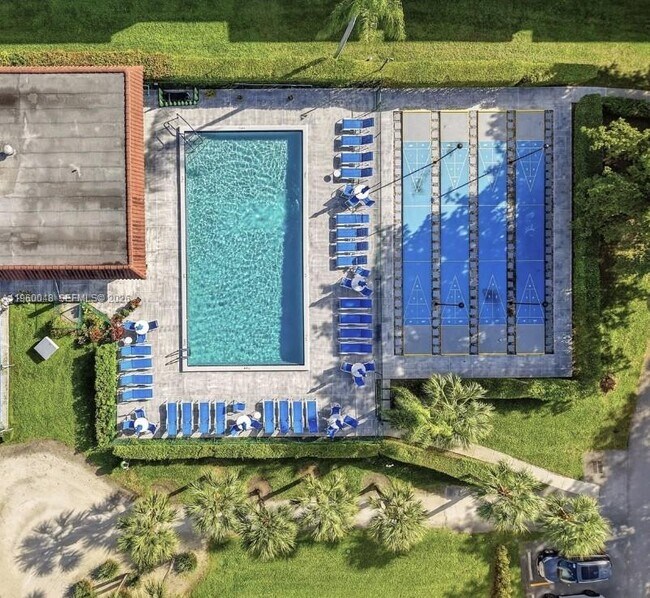 Foto del edificio - 300 S Hollybrook Dr