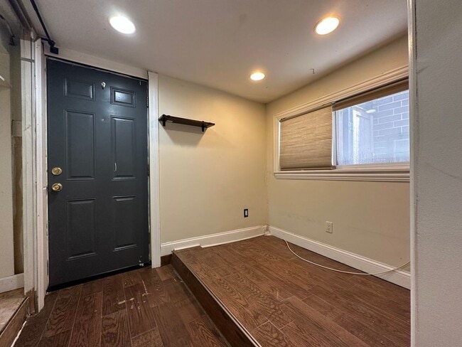 Building Photo - 1308 W Byron St