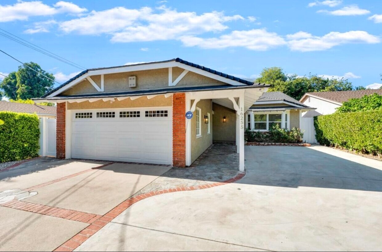 Foto principal - 16255 Dickens St
