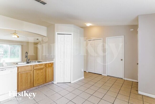 Foto del edificio - 7831 Country Chase Ave
