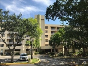 Building Photo - 901 Hillcrest Dr