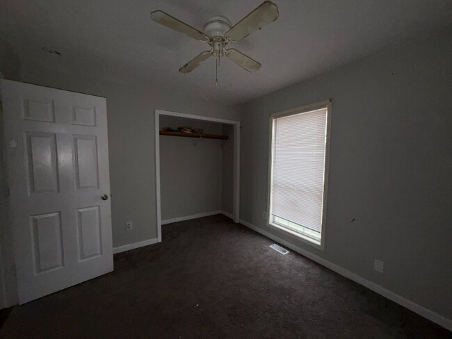 Building Photo - 1211 Redbud St