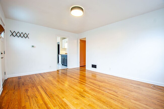 Foto del edificio - Adorable 2 Bedroom / 2 Bath Home in Aksarben with Washer/Dryer and Fenced Backyard!