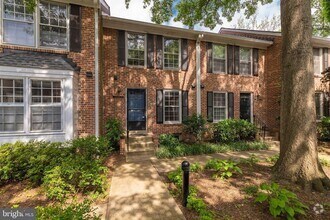 Building Photo - 2440 S Walter Reed Dr