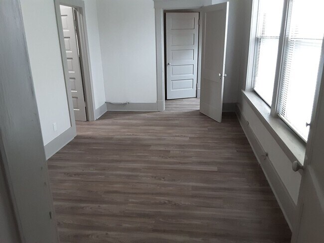 Foto del edificio - 847 1/2 Massachusetts