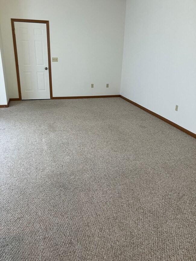 Building Photo - Coming soon! 2 Bedroom, Ranch Townhome with Garage!