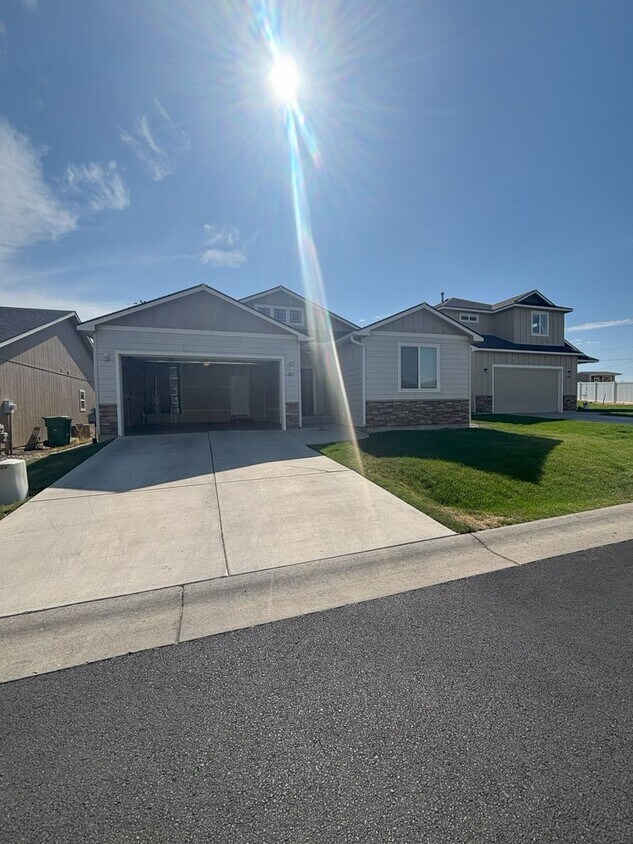 Foto principal - Beautifully Maintained 3-Bed, 2-Bath Home ...