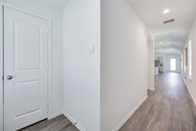 Foto del edificio - 5706 Simcrest Grove Dr