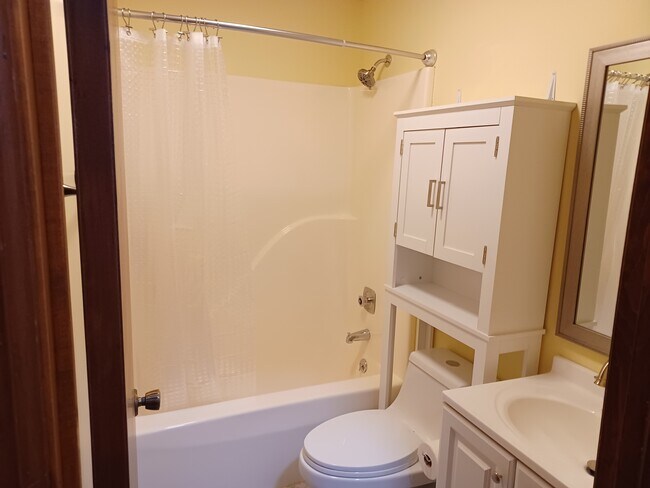 Baño completo en pasillo - 21 Jade Ln