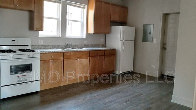 Building Photo - 211 N Kilbourn Ave