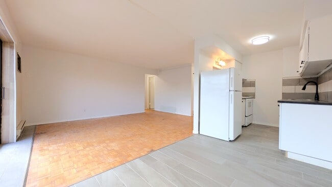 Building Photo - 3015 Sandwich St.