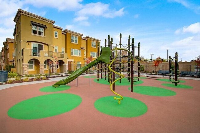 Foto del edificio - 4 bedroom in Newark CA 94560