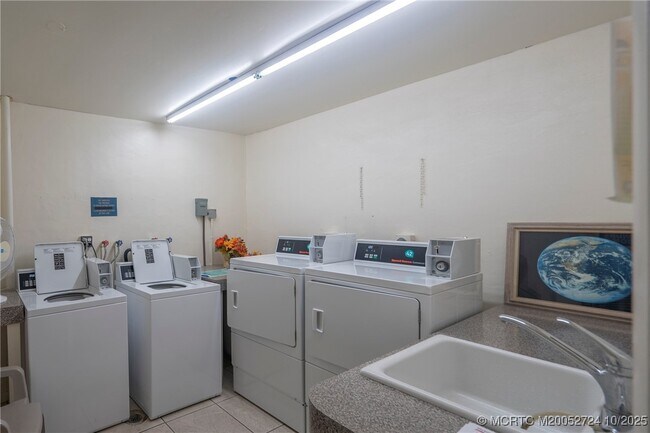Foto del edificio - 175 SE St Lucie Blvd